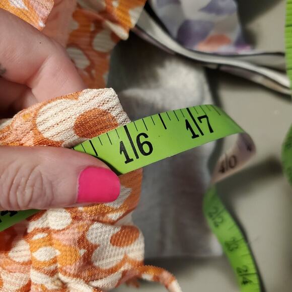 Madden NYC Bohmian Cropped Floral Keyhole Top with Long Sleeves Size Medium - Picture 3 of 12